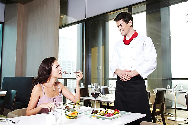 포토 JPG 주간 서양인 외국인 백인 해외기획촬영 라이프스타일 그릇 접시 2012년태국 여자 남자 음식 포크 와인잔 의자 창문 식탁 호텔 잔 주류 실내 요리 서기 미소 웃음 들기 사람 앉기 상반신 20대 성인 두명 컵 마주보기 식당 레스토랑 와인 숟가락 주방장 요리사 식사 나이프 먹기 고객 서비스 서빙 청년만 성인만 국내포토 자연요소 직업 식기 음료 가구 술잔 모션 탁자 숙소 수저 표정 인종 청년 내부 생활 상점 칼 파일형식