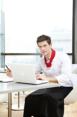 포토 JPG 주간 서양인 외국인 백인 해외기획촬영 직업 2012년태국 남자 의자 창문 탁자 호텔 실내 실험 한명 사람 앉기 20대 성인 옆모습 노트북 컴퓨터 펜 식당 레스토랑 주방장 요리사 웹서핑 문서 남자만 남자한명만 성인남자만 청년만 청년남자만 청년남자한명만 성인한명만 성인남자한명만 성인만 국내포토 자연요소 1 뷰포인트 가구 모션 숙소 인종 청년 내부 전자제품 필기구 상점 파일형식