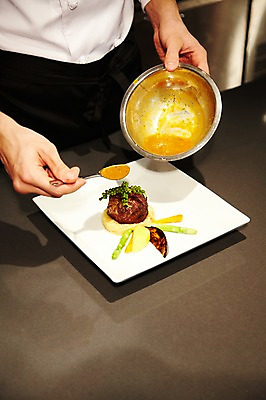 포토 JPG 해외기획촬영 직업 그릇 접시 손 2012년태국 음식 신체 식탁 호텔 서양음식 실내 스테이크 요리 한명 들기 사람 신체부위 주방 식당 레스토랑 숟가락 주방장 요리사 국내포토 1 식기 모션 탁자 숙소 수저 내부 상점 파일형식