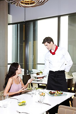 포토 JPG 주간 서양인 외국인 백인 해외기획촬영 라이프스타일 그릇 접시 2012년태국 여자 남자 음식 의자 창문 식탁 호텔 잔 실내 요리 서기 미소 웃음 들기 사람 앉기 상반신 20대 성인 두명 컵 마주보기 식당 레스토랑 숟가락 주방장 요리사 식사 나이프 고객 서비스 서빙 청년만 성인만 국내포토 자연요소 직업 식기 가구 모션 탁자 숙소 수저 표정 인종 청년 내부 생활 상점 칼 파일형식