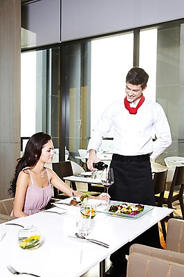 포토 JPG 주간 서양인 외국인 백인 해외기획촬영 라이프스타일 그릇 접시 2012년태국 여자 남자 음식 포크 와인잔 의자 창문 식탁 호텔 술병 잔 주류 실내 요리 서기 미소 웃음 들기 사람 앉기 상반신 20대 성인 두명 컵 식당 레스토랑 와인 숟가락 주방장 요리사 식사 붓기 나이프 고객 와인병 서비스 서빙 청년만 성인만 국내포토 자연요소 직업 식기 음료 가구 술잔 모션 탁자 숙소 병_용기 수저 표정 인종 청년 내부 생활 상점 칼 파일형식