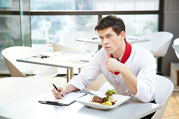 포토 JPG 주간 서양인 외국인 백인 해외기획촬영 직업 그릇 접시 응시 2012년태국 남자 음식 포크 의자 창문 탁자 호텔 실내 실험 요리 한명 들기 사람 앉기 상반신 20대 성인 펜 식당 레스토랑 주방장 요리사 기록 나이프 먹기 문서 남자만 남자한명만 성인남자만 청년만 청년남자만 청년남자한명만 성인한명만 성인남자한명만 성인만 국내포토 자연요소 1 식기 시선 가구 모션 숙소 인종 청년 내부 필기구 상점 칼 파일형식