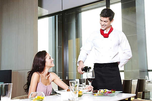 포토 JPG 주간 서양인 외국인 백인 해외기획촬영 라이프스타일 그릇 접시 2012년태국 여자 남자 음식 포크 와인잔 의자 창문 식탁 호텔 술병 잔 주류 실내 요리 서기 미소 웃음 들기 사람 앉기 상반신 20대 성인 두명 컵 마주보기 식당 레스토랑 와인 숟가락 주방장 요리사 식사 붓기 나이프 고객 와인병 서비스 서빙 청년만 성인만 국내포토 자연요소 직업 식기 음료 가구 술잔 모션 탁자 숙소 병_용기 수저 표정 인종 청년 내부 생활 상점 칼 파일형식