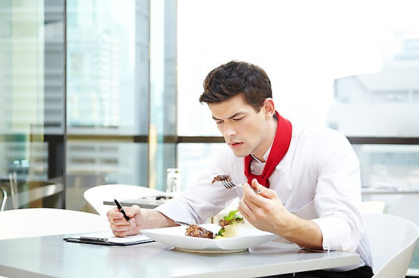 포토 JPG 주간 서양인 외국인 백인 해외기획촬영 직업 그릇 접시 응시 2012년태국 남자 음식 포크 의자 창문 탁자 호텔 실내 실험 요리 한명 들기 사람 앉기 상반신 20대 성인 옆모습 펜 식당 레스토랑 주방장 요리사 기록 나이프 먹기 문서 남자만 남자한명만 성인남자만 청년만 청년남자만 청년남자한명만 성인한명만 성인남자한명만 성인만 국내포토 자연요소 1 식기 시선 뷰포인트 가구 모션 숙소 인종 청년 내부 필기구 상점 칼 파일형식