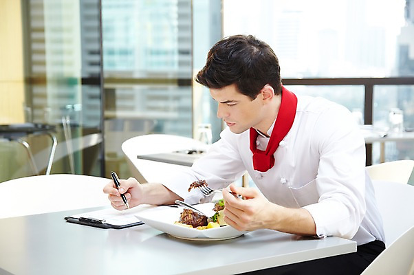 포토 JPG 주간 서양인 외국인 백인 해외기획촬영 직업 그릇 접시 응시 2012년태국 남자 음식 포크 의자 창문 탁자 호텔 실내 실험 요리 한명 들기 사람 앉기 상반신 20대 성인 옆모습 펜 식당 레스토랑 주방장 요리사 기록 나이프 먹기 문서 남자만 남자한명만 성인남자만 청년만 청년남자만 청년남자한명만 성인한명만 성인남자한명만 성인만 국내포토 자연요소 1 식기 시선 뷰포인트 가구 모션 숙소 인종 청년 내부 필기구 상점 칼 파일형식