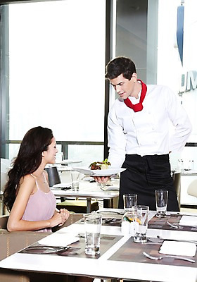 포토 JPG 주간 서양인 외국인 백인 해외기획촬영 라이프스타일 그릇 접시 2012년태국 여자 남자 음식 포크 의자 창문 식탁 호텔 잔 실내 요리 서기 미소 웃음 들기 사람 앉기 상반신 20대 성인 두명 컵 마주보기 식당 레스토랑 숟가락 주방장 요리사 식사 나이프 고객 서비스 서빙 청년만 성인만 국내포토 자연요소 직업 식기 가구 모션 탁자 숙소 수저 표정 인종 청년 내부 생활 상점 칼 파일형식