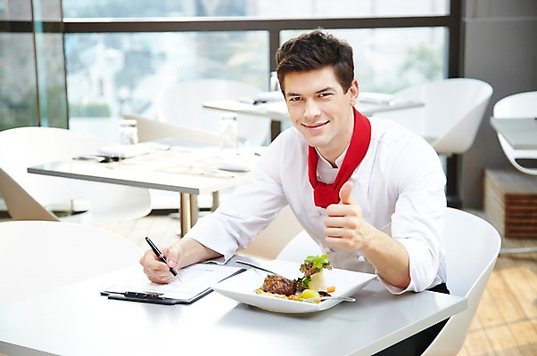 포토 JPG 주간 서양인 외국인 백인 해외기획촬영 직업 그릇 접시 2012년태국 남자 음식 포크 의자 창문 탁자 호텔 실내 실험 요리 한명 미소 웃음 들기 사람 앉기 손짓 상반신 20대 성인 앞모습 펜 식당 레스토랑 주방장 요리사 기록 최고 나이프 먹기 문서 남자만 남자한명만 성인남자만 청년만 청년남자만 청년남자한명만 성인한명만 성인남자한명만 성인만 국내포토 자연요소 1 식기 뷰포인트 가구 모션 숙소 표정 인종 청년 내부 필기구 상점 칼 파일형식