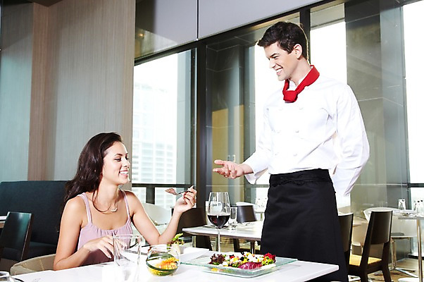 포토 JPG 주간 서양인 외국인 백인 해외기획촬영 라이프스타일 그릇 접시 2012년태국 여자 남자 음식 포크 와인잔 의자 창문 식탁 호텔 잔 주류 실내 요리 서기 미소 웃음 들기 사람 앉기 상반신 20대 성인 두명 컵 마주보기 식당 레스토랑 와인 숟가락 주방장 요리사 식사 나이프 먹기 고객 서비스 서빙 청년만 성인만 국내포토 자연요소 직업 식기 음료 가구 술잔 모션 탁자 숙소 수저 표정 인종 청년 내부 생활 상점 칼 파일형식