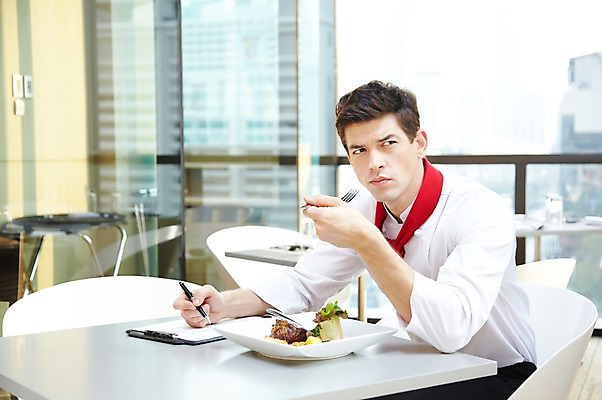 포토 JPG 주간 서양인 외국인 백인 해외기획촬영 직업 그릇 접시 응시 2012년태국 남자 음식 포크 의자 창문 탁자 호텔 실내 실험 요리 한명 들기 사람 앉기 상반신 20대 성인 옆모습 펜 식당 레스토랑 주방장 요리사 기록 나이프 먹기 문서 남자만 남자한명만 성인남자만 청년만 청년남자만 청년남자한명만 성인한명만 성인남자한명만 성인만 국내포토 자연요소 1 식기 시선 뷰포인트 가구 모션 숙소 인종 청년 내부 필기구 상점 칼 파일형식