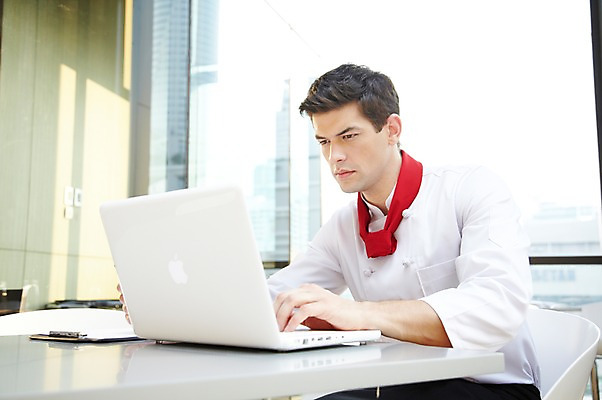 포토 JPG 주간 서양인 외국인 백인 해외기획촬영 직업 응시 2012년태국 남자 의자 창문 탁자 호텔 실내 실험 한명 사람 앉기 상반신 20대 성인 옆모습 노트북 컴퓨터 식당 레스토랑 주방장 요리사 웹서핑 타이핑 문서 남자만 남자한명만 성인남자만 청년만 청년남자만 청년남자한명만 성인한명만 성인남자한명만 성인만 국내포토 자연요소 1 시선 뷰포인트 가구 모션 숙소 인종 청년 내부 전자제품 상점 파일형식