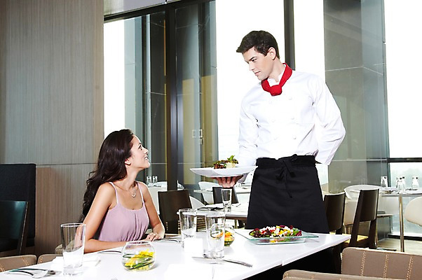 포토 JPG 주간 서양인 외국인 백인 해외기획촬영 라이프스타일 그릇 접시 2012년태국 여자 남자 음식 의자 창문 식탁 호텔 잔 실내 요리 서기 미소 웃음 들기 사람 앉기 상반신 20대 성인 두명 컵 마주보기 식당 레스토랑 숟가락 주방장 요리사 식사 나이프 고객 서비스 서빙 청년만 성인만 국내포토 자연요소 직업 식기 가구 모션 탁자 숙소 수저 표정 인종 청년 내부 생활 상점 칼 파일형식