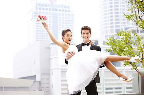 포토 JPG 주간 서양인 외국인 나무 식물 백인 해외기획촬영 라이프스타일 커플 2012년태국 여자 남자 신부 한쌍 부케 커플라이프 웨딩드레스 신랑 결혼 안기 포옹 서기 미소 웃음 들기 사람 정장 턱시도 빌딩 20대 성인 야외 두명 건물 앞모습 청년만 성인만 국내포토 자연요소 건축물 드레스 옷 뷰포인트 꽃다발 관계 모션 표정 인종 이벤트 청년 생활 파일형식