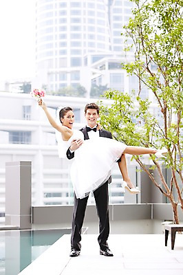 포토 JPG 주간 전신 서양인 외국인 나무 식물 백인 해외기획촬영 라이프스타일 커플 2012년태국 여자 남자 신부 한쌍 부케 커플라이프 웨딩드레스 신랑 결혼 안기 포옹 서기 미소 웃음 들기 사람 정장 턱시도 빌딩 20대 성인 야외 두명 건물 앞모습 청년만 성인만 국내포토 자연요소 건축물 드레스 옷 뷰포인트 꽃다발 관계 모션 표정 인종 이벤트 청년 생활 파일형식