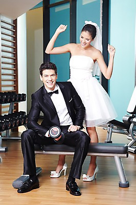 포토 JPG 전신 서양인 외국인 백인 해외기획촬영 라이프스타일 커플 2012년태국 여자 남자 신부 한쌍 커플라이프 웨딩드레스 신랑 결혼 창문 실내 서기 미소 웃음 들기 사람 앉기 정장 턱시도 20대 성인 두명 앞모습 운동 운동기구 헬스 아령 헬스장 의료성형뷰티 청년만 성인만 국내포토 드레스 옷 뷰포인트 관계 모션 표정 건강 인종 이벤트 청년 내부 생활 파일형식