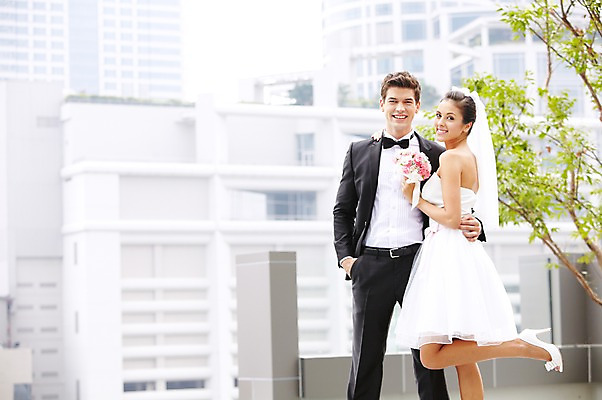 포토 JPG 주간 서양인 외국인 나무 식물 백인 해외기획촬영 라이프스타일 커플 2012년태국 여자 남자 신부 한쌍 부케 커플라이프 웨딩드레스 신랑 결혼 안기 포옹 서기 미소 웃음 들기 사람 정장 턱시도 빌딩 20대 성인 야외 두명 건물 앞모습 옆모습 청년만 성인만 국내포토 자연요소 건축물 드레스 옷 뷰포인트 꽃다발 관계 모션 표정 인종 이벤트 청년 생활 파일형식