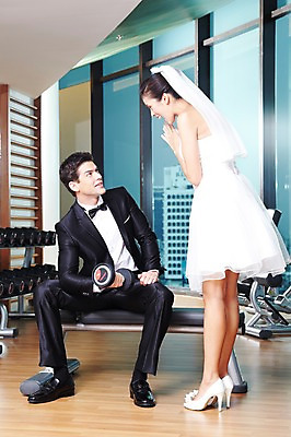 포토 JPG 전신 서양인 외국인 백인 해외기획촬영 라이프스타일 커플 2012년태국 여자 남자 신부 한쌍 커플라이프 웨딩드레스 신랑 결혼 창문 실내 서기 미소 웃음 들기 사람 앉기 정장 턱시도 20대 성인 두명 앞모습 옆모습 운동 마주보기 운동기구 헬스 아령 헬스장 의료성형뷰티 청년만 성인만 국내포토 드레스 옷 뷰포인트 관계 모션 표정 건강 인종 이벤트 청년 내부 생활 파일형식