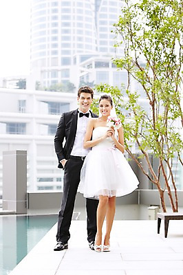 포토 JPG 주간 전신 서양인 외국인 나무 식물 백인 해외기획촬영 라이프스타일 커플 2012년태국 여자 남자 신부 한쌍 부케 커플라이프 웨딩드레스 신랑 결혼 서기 미소 웃음 들기 사람 정장 턱시도 빌딩 20대 성인 야외 두명 건물 앞모습 청년만 성인만 국내포토 자연요소 건축물 드레스 옷 뷰포인트 꽃다발 관계 모션 표정 인종 이벤트 청년 생활 파일형식