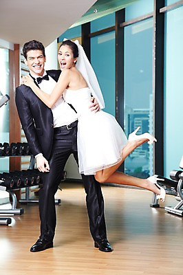 포토 JPG 전신 서양인 외국인 백인 해외기획촬영 라이프스타일 커플 2012년태국 여자 남자 신부 한쌍 커플라이프 웨딩드레스 신랑 결혼 창문 안기 포옹 실내 서기 미소 웃음 사람 정장 턱시도 20대 성인 두명 앞모습 옆모습 운동기구 아령 헬스장 의료성형뷰티 청년만 성인만 국내포토 드레스 옷 뷰포인트 관계 모션 표정 인종 이벤트 청년 내부 생활 헬스 파일형식