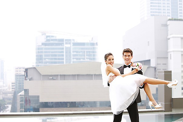 포토 JPG 주간 전신 서양인 외국인 백인 해외기획촬영 라이프스타일 커플 2012년태국 여자 남자 신부 한쌍 부케 커플라이프 웨딩드레스 신랑 결혼 안기 포옹 서기 미소 웃음 들기 사람 정장 턱시도 빌딩 20대 성인 야외 두명 건물 앞모습 도시 청년만 성인만 국내포토 자연요소 건축물 드레스 옷 뷰포인트 꽃다발 관계 모션 표정 인종 이벤트 청년 생활 파일형식