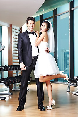 포토 JPG 전신 서양인 외국인 백인 해외기획촬영 라이프스타일 커플 2012년태국 여자 남자 신부 한쌍 커플라이프 웨딩드레스 신랑 결혼 창문 안기 포옹 실내 서기 미소 웃음 사람 정장 턱시도 20대 성인 두명 앞모습 옆모습 운동기구 아령 헬스장 의료성형뷰티 청년만 성인만 국내포토 드레스 옷 뷰포인트 관계 모션 표정 인종 이벤트 청년 내부 생활 헬스 파일형식