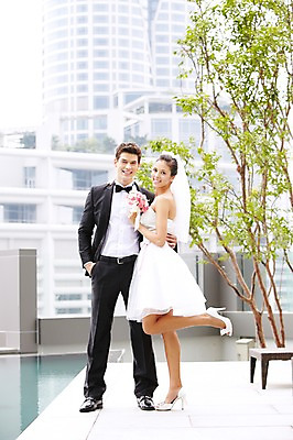 포토 JPG 주간 전신 서양인 외국인 나무 식물 백인 해외기획촬영 라이프스타일 커플 2012년태국 여자 남자 신부 한쌍 부케 커플라이프 웨딩드레스 신랑 결혼 안기 포옹 서기 미소 웃음 들기 사람 정장 턱시도 빌딩 20대 성인 야외 두명 건물 앞모습 옆모습 청년만 성인만 국내포토 자연요소 건축물 드레스 옷 뷰포인트 꽃다발 관계 모션 표정 인종 이벤트 청년 생활 파일형식
