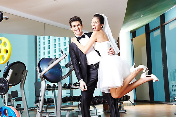 포토 JPG 전신 서양인 외국인 백인 해외기획촬영 라이프스타일 커플 2012년태국 여자 남자 신부 한쌍 커플라이프 웨딩드레스 신랑 결혼 창문 안기 포옹 실내 서기 미소 웃음 사람 정장 턱시도 20대 성인 두명 앞모습 운동 운동기구 헬스 헬스장 의료성형뷰티 청년만 성인만 국내포토 드레스 옷 뷰포인트 관계 모션 표정 건강 인종 이벤트 청년 내부 생활 파일형식