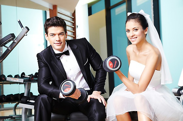 포토 JPG 서양인 외국인 백인 해외기획촬영 라이프스타일 커플 2012년태국 여자 남자 신부 한쌍 커플라이프 웨딩드레스 신랑 결혼 실내 미소 웃음 들기 사람 앉기 정장 턱시도 20대 성인 두명 앞모습 운동 운동기구 헬스 아령 헬스장 의료성형뷰티 청년만 성인만 국내포토 드레스 옷 뷰포인트 관계 모션 표정 건강 인종 이벤트 청년 내부 생활 파일형식