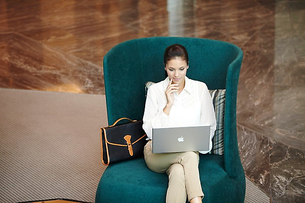 포토 JPG 서양인 외국인 백인 해외기획촬영 직업 우먼라이프 라이프스타일 응시 2012년태국 여자 쿠션 의자 가방 비즈니스 호텔 실내 한명 사람 앉기 정장 20대 성인 앞모습 비즈니스라이프 노트북 컴퓨터 소파 다리꼬기 웹서핑 업무 직장인 비즈니스우먼 복도 작업실 여자만 여자한명만 성인여자만 청년만 청년여자만 성인한명만 청년여자한명만 성인여자한명만 성인만 국내포토 1 시선 잡화 옷 뷰포인트 가구 모션 숙소 인종 청년 내부 생활 전자제품 작업 파일형식