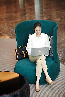 포토 JPG 전신 서양인 외국인 백인 해외기획촬영 직업 우먼라이프 라이프스타일 응시 2012년태국 여자 쿠션 의자 가방 비즈니스 탁자 호텔 실내 한명 미소 웃음 사람 앉기 정장 20대 성인 앞모습 비즈니스라이프 노트북 컴퓨터 소파 다리꼬기 웹서핑 업무 직장인 비즈니스우먼 복도 작업실 여자만 여자한명만 성인여자만 청년만 청년여자만 성인한명만 청년여자한명만 성인여자한명만 성인만 국내포토 1 시선 잡화 옷 뷰포인트 가구 모션 숙소 표정 인종 청년 내부 생활 전자제품 작업 파일형식