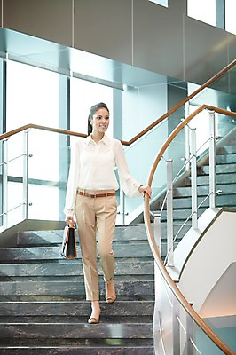 포토 JPG 주간 전신 서양인 외국인 백인 해외기획촬영 직업 우먼라이프 라이프스타일 응시 2012년태국 여자 가방 비즈니스 난간 호텔 실내 한명 서기 미소 웃음 들기 사람 정장 20대 성인 앞모습 비즈니스라이프 걷기 계단 직장인 비즈니스우먼 복도 하락 여자만 여자한명만 성인여자만 청년만 청년여자만 성인한명만 청년여자한명만 성인여자한명만 성인만 내려오기 국내포토 자연요소 1 시선 잡화 옷 뷰포인트 컨셉 모션 숙소 표정 인종 청년 내부 생활 파일형식