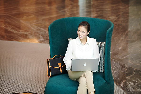 포토 JPG 서양인 외국인 백인 해외기획촬영 직업 우먼라이프 라이프스타일 응시 2012년태국 여자 쿠션 의자 가방 비즈니스 호텔 실내 한명 미소 웃음 사람 앉기 정장 20대 성인 앞모습 비즈니스라이프 노트북 컴퓨터 소파 다리꼬기 웹서핑 업무 직장인 비즈니스우먼 복도 작업실 여자만 여자한명만 성인여자만 청년만 청년여자만 성인한명만 청년여자한명만 성인여자한명만 성인만 국내포토 1 시선 잡화 옷 뷰포인트 가구 모션 숙소 표정 인종 청년 내부 생활 전자제품 작업 파일형식