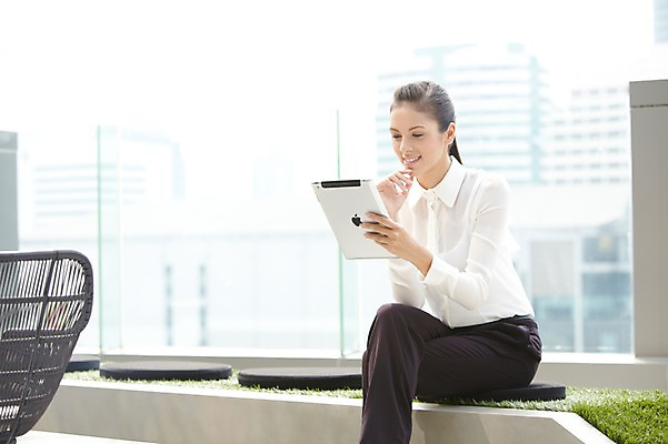 포토 JPG 주간 서양인 외국인 백인 해외기획촬영 직업 우먼라이프 라이프스타일 응시 2012년태국 여자 의자 비즈니스 휴식 한명 미소 웃음 들기 사람 앉기 정장 빌딩 20대 성인 야외 건물 옆모습 비즈니스라이프 태블릿 다리꼬기 웹서핑 도시 직장인 비즈니스우먼 여자만 여자한명만 성인여자만 청년만 청년여자만 성인한명만 청년여자한명만 성인여자한명만 성인만 국내포토 자연요소 1 건축물 시선 옷 뷰포인트 가구 컨셉 모션 표정 인종 청년 생활 전자제품 스마트기기 파일형식