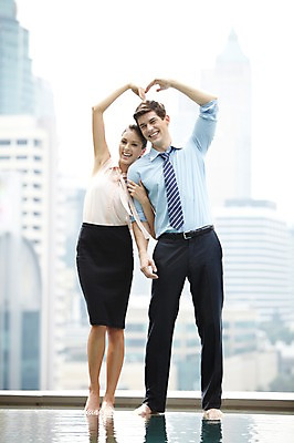 포토 JPG 주간 전신 서양인 외국인 백인 해외기획촬영 직업 라이프스타일 2012년태국 여자 남자 포즈 비즈니스 모션 맨발 휴식 야외수영장 수영장 서기 미소 웃음 사람 정장 손짓 빌딩 20대 성인 야외 두명 건물 앞모습 아웃포커스 비즈니스라이프 팔짱 풀장 하트 도시 직장인 비즈니스맨 비즈니스우먼 옥상 동료 청년만 성인만 국내포토 자연요소 모양 건축물 옷 뷰포인트 컨셉 관계 발 촬영기법 표정 인종 청년 생활 파일형식