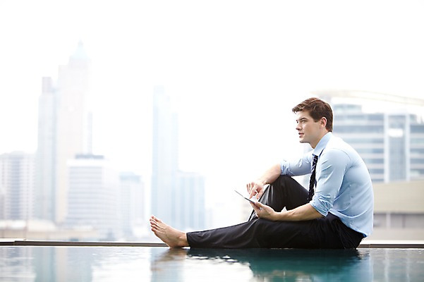 포토 JPG 주간 전신 서양인 외국인 백인 해외기획촬영 직업 라이프스타일 응시 2012년태국 남자 맨라이프 비즈니스 맨발 휴식 야외수영장 수영장 한명 들기 사람 앉기 정장 빌딩 20대 성인 야외 건물 옆모습 아웃포커스 비즈니스라이프 태블릿 풀장 웹서핑 도시 직장인 비즈니스맨 남자만 남자한명만 성인남자만 청년만 청년남자만 청년남자한명만 성인한명만 성인남자한명만 성인만 국내포토 자연요소 1 건축물 시선 옷 뷰포인트 컨셉 모션 발 촬영기법 인종 청년 생활 전자제품 스마트기기 파일형식