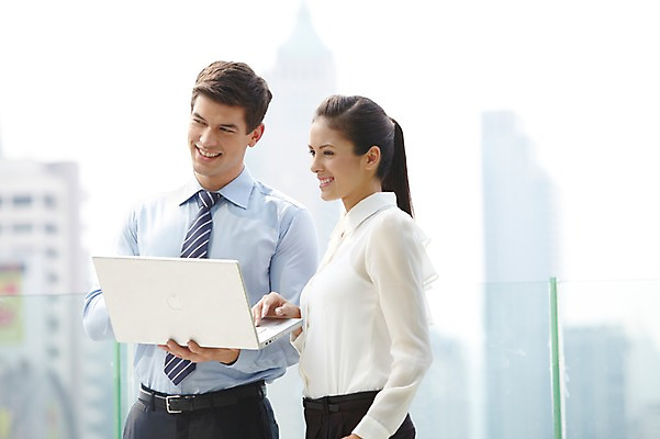 포토 JPG 주간 서양인 외국인 백인 해외기획촬영 직업 라이프스타일 응시 2012년태국 여자 남자 비즈니스 회의 미소 웃음 들기 사람 정장 빌딩 상반신 20대 성인 야외 두명 건물 옆모습 아웃포커스 비즈니스라이프 노트북 컴퓨터 웹서핑 도시 직장인 비즈니스맨 비즈니스우먼 동료 청년만 성인만 국내포토 자연요소 건축물 시선 옷 뷰포인트 관계 모션 촬영기법 표정 인종 청년 생활 전자제품 파일형식