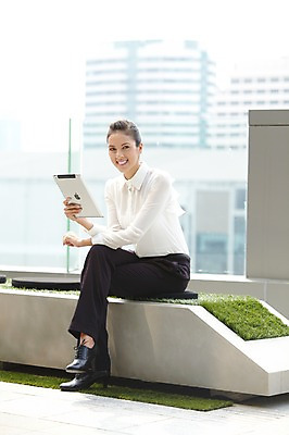 포토 JPG 주간 전신 서양인 외국인 백인 해외기획촬영 직업 우먼라이프 라이프스타일 2012년태국 여자 비즈니스 휴식 한명 미소 웃음 들기 사람 앉기 정장 빌딩 20대 성인 야외 건물 옆모습 비즈니스라이프 태블릿 다리꼬기 웹서핑 도시 직장인 비즈니스우먼 여자만 여자한명만 성인여자만 청년만 청년여자만 성인한명만 청년여자한명만 성인여자한명만 성인만 국내포토 자연요소 1 건축물 옷 뷰포인트 컨셉 모션 표정 인종 청년 생활 전자제품 스마트기기 파일형식
