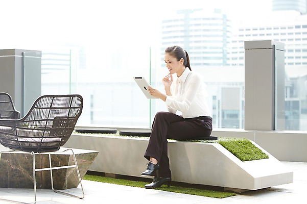 포토 JPG 주간 전신 서양인 외국인 백인 해외기획촬영 직업 우먼라이프 라이프스타일 응시 2012년태국 여자 의자 비즈니스 휴식 한명 미소 웃음 들기 사람 앉기 정장 빌딩 20대 성인 야외 건물 옆모습 비즈니스라이프 태블릿 다리꼬기 웹서핑 도시 직장인 비즈니스우먼 옥상 여자만 여자한명만 성인여자만 청년만 청년여자만 성인한명만 청년여자한명만 성인여자한명만 성인만 국내포토 자연요소 1 건축물 시선 옷 뷰포인트 가구 컨셉 모션 표정 인종 청년 생활 전자제품 스마트기기 파일형식