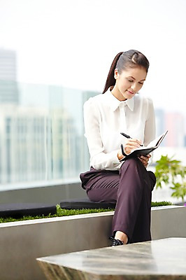 포토 JPG 주간 서양인 외국인 백인 해외기획촬영 직업 우먼라이프 라이프스타일 응시 2012년태국 여자 비즈니스 휴식 한명 들기 사람 앉기 정장 빌딩 20대 성인 야외 건물 앞모습 아웃포커스 비즈니스라이프 펜 다이어리 다리꼬기 기록 도시 직장인 비즈니스우먼 여자만 여자한명만 성인여자만 청년만 청년여자만 성인한명만 청년여자한명만 성인여자한명만 성인만 국내포토 자연요소 1 건축물 시선 옷 뷰포인트 컨셉 모션 촬영기법 인종 청년 생활 필기구 사무용품 파일형식