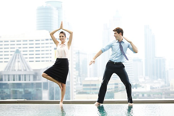 포토 JPG 주간 전신 서양인 외국인 백인 해외기획촬영 직업 라이프스타일 2012년태국 여자 남자 포즈 비즈니스 모션 맨발 휴식 야외수영장 수영장 서기 미소 웃음 사람 정장 빌딩 20대 성인 야외 두명 건물 앞모습 비즈니스라이프 풀장 도시 직장인 비즈니스맨 비즈니스우먼 옥상 동료 합장 청년만 성인만 국내포토 자연요소 건축물 옷 뷰포인트 컨셉 관계 발 표정 인종 손짓 청년 생활 파일형식