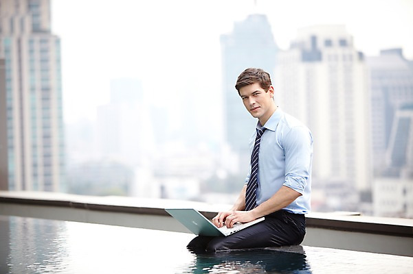 포토 JPG 주간 서양인 외국인 백인 해외기획촬영 직업 라이프스타일 2012년태국 남자 맨라이프 비즈니스 휴식 야외수영장 수영장 한명 사람 앉기 정장 빌딩 20대 성인 야외 건물 옆모습 아웃포커스 비즈니스라이프 노트북 컴퓨터 풀장 웹서핑 타이핑 도시 직장인 비즈니스맨 옥상 남자만 남자한명만 성인남자만 청년만 청년남자만 청년남자한명만 성인한명만 성인남자한명만 성인만 국내포토 자연요소 1 건축물 옷 뷰포인트 컨셉 모션 촬영기법 인종 청년 생활 전자제품 파일형식