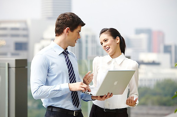 포토 JPG 주간 서양인 외국인 백인 해외기획촬영 직업 라이프스타일 2012년태국 여자 남자 비즈니스 회의 대화 미소 웃음 들기 사람 정장 빌딩 상반신 20대 성인 야외 두명 건물 앞모습 아웃포커스 비즈니스라이프 노트북 컴퓨터 마주보기 웹서핑 도시 직장인 비즈니스맨 비즈니스우먼 옥상 동료 청년만 성인만 국내포토 자연요소 건축물 옷 뷰포인트 관계 모션 촬영기법 표정 말하기 인종 청년 생활 전자제품 파일형식