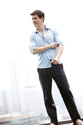 포토 JPG 주간 전신 서양인 외국인 백인 해외기획촬영 직업 라이프스타일 응시 2012년태국 남자 맨라이프 비즈니스 맨발 한명 서기 미소 웃음 사람 정장 빌딩 20대 성인 야외 건물 앞모습 아웃포커스 비즈니스라이프 도시 직장인 비즈니스맨 남자만 남자한명만 성인남자만 청년만 청년남자만 청년남자한명만 성인한명만 성인남자한명만 성인만 국내포토 자연요소 1 건축물 시선 옷 뷰포인트 모션 발 촬영기법 표정 인종 청년 생활 파일형식