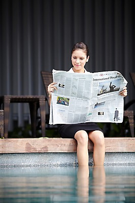 포토 JPG 주간 서양인 외국인 백인 해외기획촬영 직업 우먼라이프 라이프스타일 응시 2012년태국 여자 비즈니스 휴식 야외수영장 수영장 한명 들기 사람 앉기 정장 20대 성인 야외 앞모습 비즈니스라이프 풀장 직장인 비즈니스우먼 신문 신문읽기 여자만 여자한명만 성인여자만 청년만 청년여자만 성인한명만 청년여자한명만 성인여자한명만 성인만 국내포토 자연요소 1 시선 옷 뷰포인트 컨셉 모션 인종 청년 생활 간행물 뉴스 읽기 파일형식