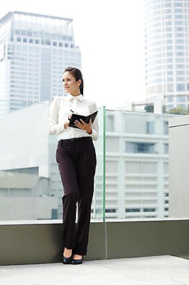 포토 JPG 주간 전신 서양인 외국인 백인 해외기획촬영 직업 우먼라이프 라이프스타일 응시 2012년태국 여자 비즈니스 한명 서기 미소 웃음 들기 사람 정장 빌딩 20대 성인 야외 건물 앞모습 비즈니스라이프 펜 다이어리 기록 도시 직장인 비즈니스우먼 옥상 여자만 여자한명만 성인여자만 청년만 청년여자만 성인한명만 청년여자한명만 성인여자한명만 성인만 국내포토 자연요소 1 건축물 시선 옷 뷰포인트 모션 표정 인종 청년 생활 필기구 사무용품 파일형식