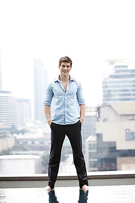 포토 JPG 주간 전신 서양인 외국인 백인 해외기획촬영 직업 라이프스타일 2012년태국 남자 맨라이프 비즈니스 맨발 휴식 야외수영장 수영장 한명 서기 미소 웃음 사람 정장 빌딩 20대 성인 야외 건물 앞모습 아웃포커스 비즈니스라이프 풀장 도시 직장인 비즈니스맨 옥상 남자만 남자한명만 성인남자만 청년만 청년남자만 청년남자한명만 성인한명만 성인남자한명만 성인만 국내포토 자연요소 1 건축물 옷 뷰포인트 컨셉 모션 발 촬영기법 표정 인종 청년 생활 파일형식