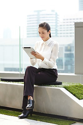 포토 JPG 주간 전신 서양인 외국인 백인 해외기획촬영 직업 우먼라이프 라이프스타일 응시 2012년태국 여자 비즈니스 휴식 한명 들기 사람 앉기 정장 빌딩 20대 성인 야외 건물 옆모습 아웃포커스 비즈니스라이프 태블릿 다리꼬기 웹서핑 도시 직장인 비즈니스우먼 여자만 여자한명만 성인여자만 청년만 청년여자만 성인한명만 청년여자한명만 성인여자한명만 성인만 국내포토 자연요소 1 건축물 시선 옷 뷰포인트 컨셉 모션 촬영기법 인종 청년 생활 전자제품 스마트기기 파일형식