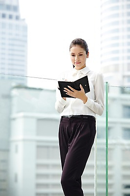 포토 JPG 주간 서양인 외국인 백인 해외기획촬영 직업 우먼라이프 라이프스타일 2012년태국 여자 비즈니스 한명 서기 미소 웃음 들기 사람 정장 빌딩 20대 성인 야외 건물 앞모습 아웃포커스 비즈니스라이프 펜 다이어리 기록 도시 직장인 비즈니스우먼 여자만 여자한명만 성인여자만 청년만 청년여자만 성인한명만 청년여자한명만 성인여자한명만 성인만 국내포토 자연요소 1 건축물 옷 뷰포인트 모션 촬영기법 표정 인종 청년 생활 필기구 사무용품 파일형식