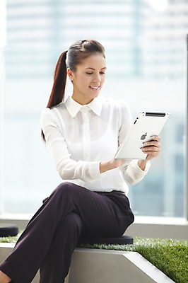 포토 JPG 주간 서양인 외국인 백인 해외기획촬영 직업 우먼라이프 라이프스타일 응시 2012년태국 여자 비즈니스 휴식 한명 미소 웃음 들기 사람 앉기 정장 빌딩 20대 성인 야외 건물 앞모습 아웃포커스 비즈니스라이프 태블릿 다리꼬기 웹서핑 도시 직장인 비즈니스우먼 여자만 여자한명만 성인여자만 청년만 청년여자만 성인한명만 청년여자한명만 성인여자한명만 성인만 국내포토 자연요소 1 건축물 시선 옷 뷰포인트 컨셉 모션 촬영기법 표정 인종 청년 생활 전자제품 스마트기기 파일형식