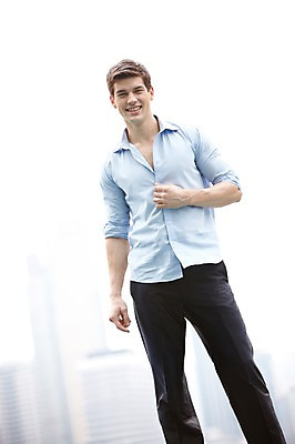 포토 JPG 주간 서양인 외국인 백인 해외기획촬영 직업 라이프스타일 2012년태국 남자 맨라이프 비즈니스 한명 서기 미소 웃음 사람 정장 빌딩 20대 성인 야외 건물 앞모습 아웃포커스 비즈니스라이프 도시 직장인 비즈니스맨 남자만 남자한명만 성인남자만 청년만 청년남자만 청년남자한명만 성인한명만 성인남자한명만 성인만 국내포토 자연요소 1 건축물 옷 뷰포인트 모션 촬영기법 표정 인종 청년 생활 파일형식