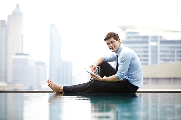 포토 JPG 주간 전신 서양인 외국인 백인 해외기획촬영 직업 라이프스타일 2012년태국 남자 맨라이프 비즈니스 맨발 휴식 야외수영장 수영장 한명 미소 웃음 들기 사람 앉기 정장 빌딩 20대 성인 야외 건물 옆모습 아웃포커스 비즈니스라이프 태블릿 풀장 웹서핑 도시 직장인 비즈니스맨 옥상 남자만 남자한명만 성인남자만 청년만 청년남자만 청년남자한명만 성인한명만 성인남자한명만 성인만 국내포토 자연요소 1 건축물 옷 뷰포인트 컨셉 모션 발 촬영기법 표정 인종 청년 생활 전자제품 스마트기기 파일형식